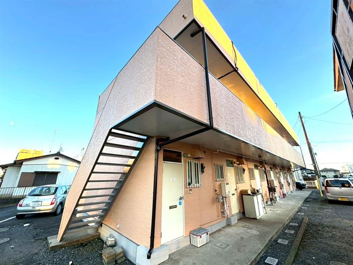 建物外観　オレンジ色の外観です