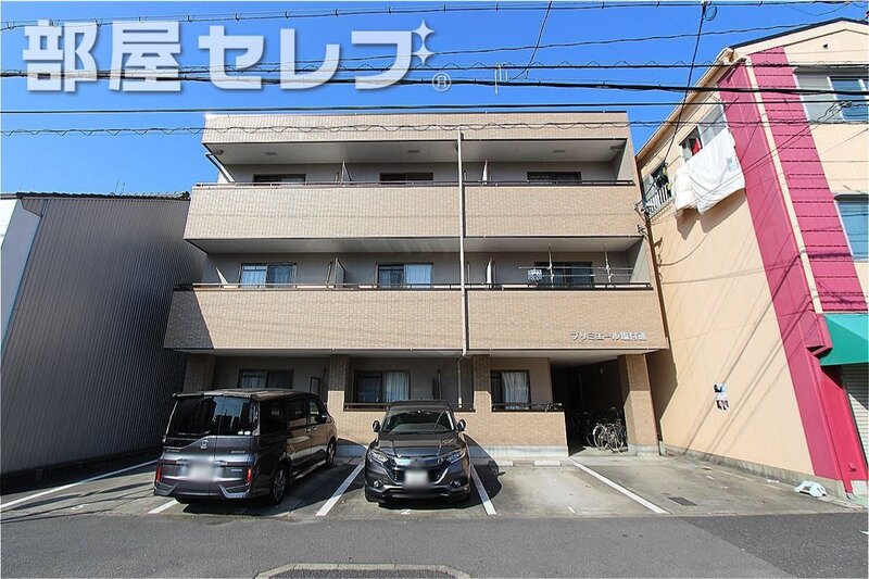 建物外観　３階建てのマンション。