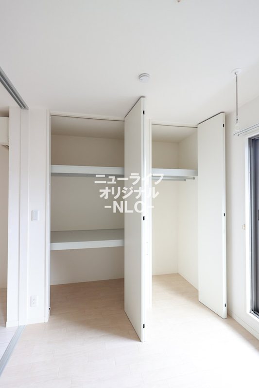 収納　ハンガーパイプや棚が付いているので綺麗に整理整頓ができます☆