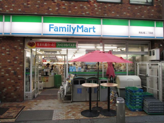 コンビニ　ファミリーマート南船場二丁目店（コンビニ）まで77m