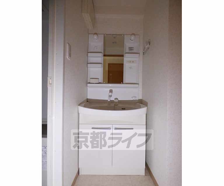 洗面設備　綺麗な洗面台です。