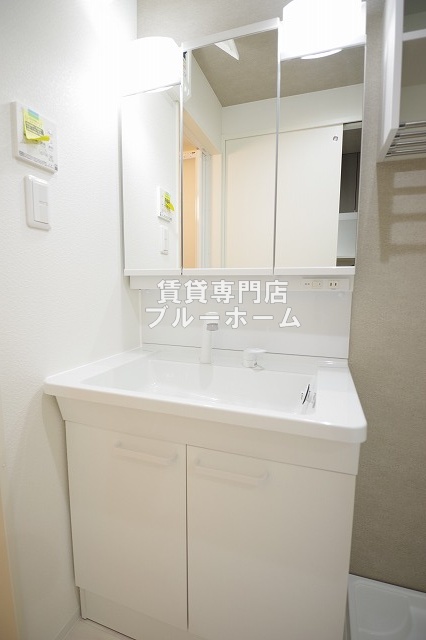 洗面設備　収納付き三面鏡独立洗面台！