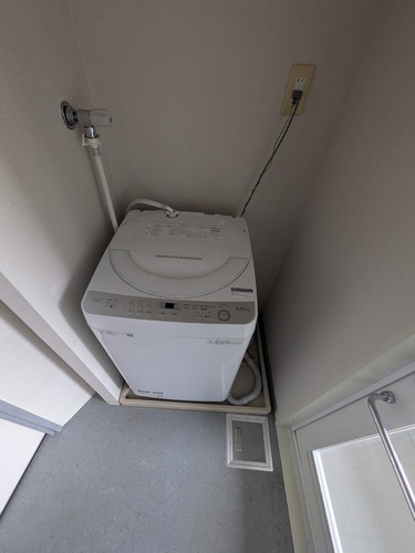 その他設備　撤去予定の洗濯機（内装完了前）