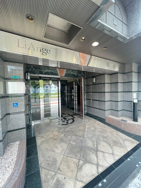 エントランス　落ち着いたエントランスです