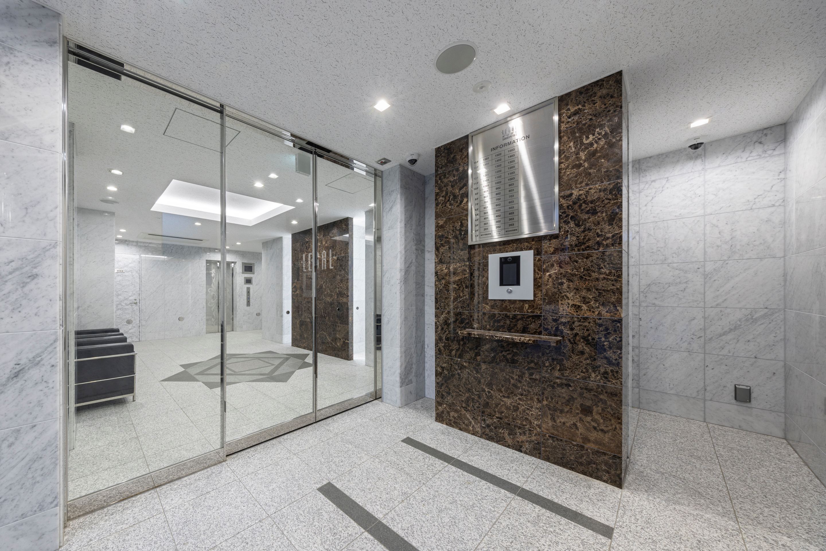 エントランス　風除室