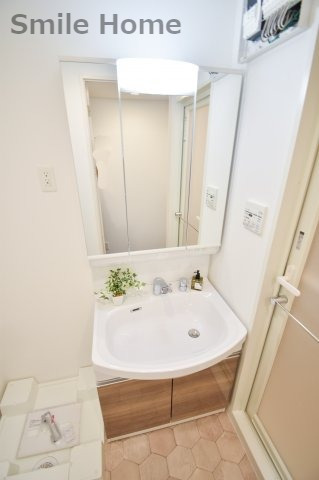 洗面設備　人気の独立洗面所にはうれしいシャンプードレッサー完備です。