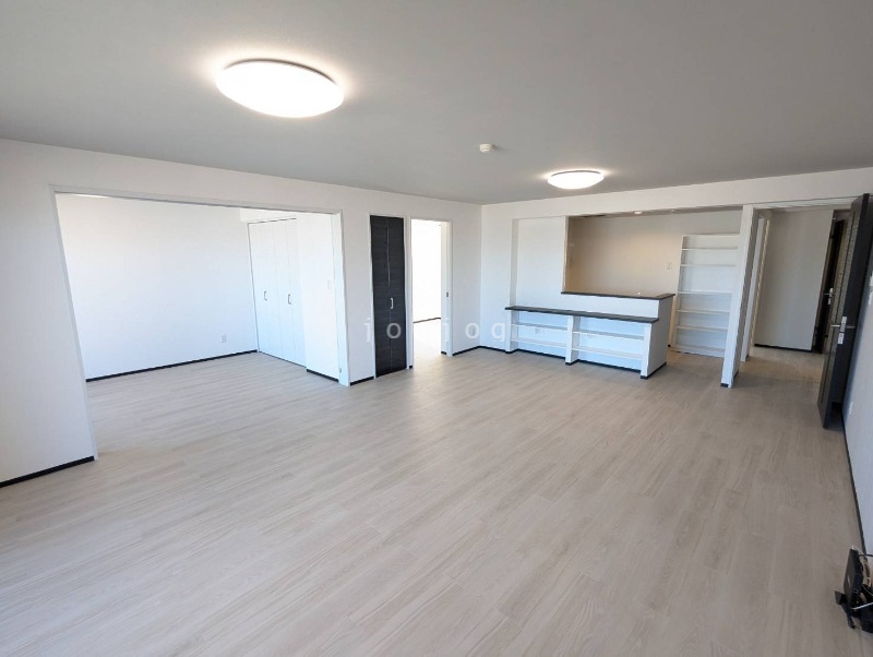 居室・リビング　窓側から望む