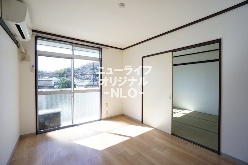 居室・リビング　明るい光がさし込む洋室にはエアコン付き☆