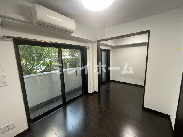 居室・リビング　同建物内別のお部屋の参考写真になります。