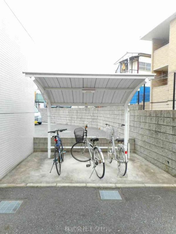 その他共有部分　屋根付きの駐輪場です。