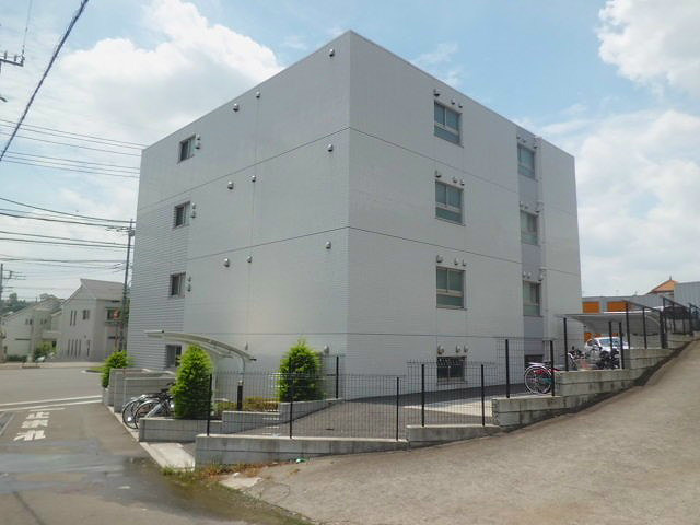 駐車場　敷地内に駐車場、駐輪場があります。