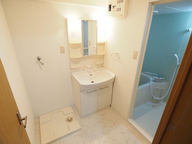 洗面設備　洗面所は広く清潔感たっぷり