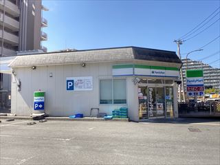 コンビニ　ファミリーマート（コンビニ）まで516m