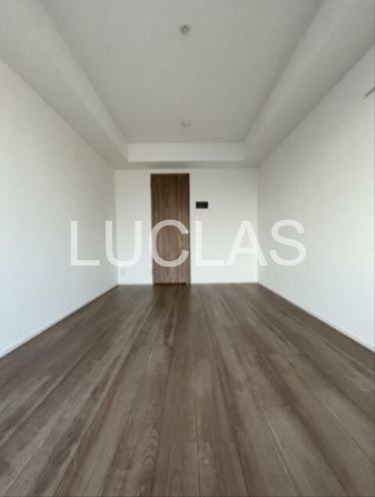 居室・リビング　落ち着いた色味の床材がくつろぎ空間を演出♪