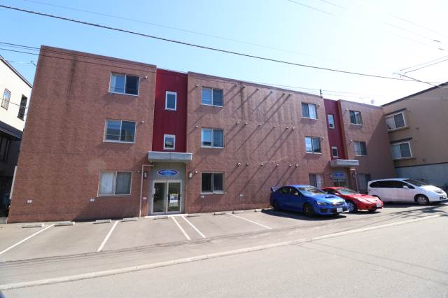 建物外観　鉄筋コンクリート３階建て♪