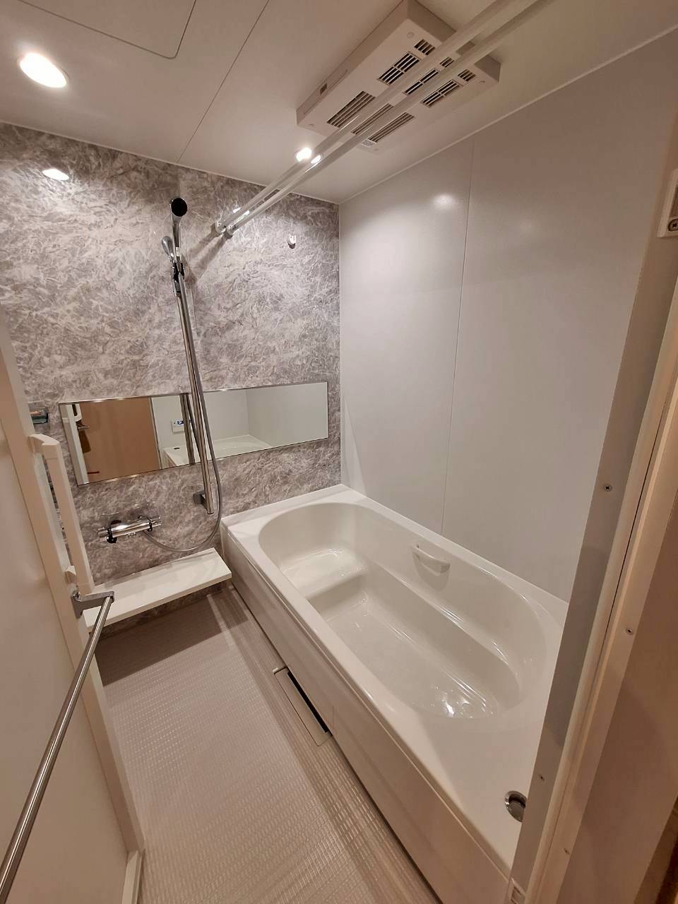 バス・シャワールーム　追焚・浴室乾燥機付き♪一坪サイズのゆったりバス