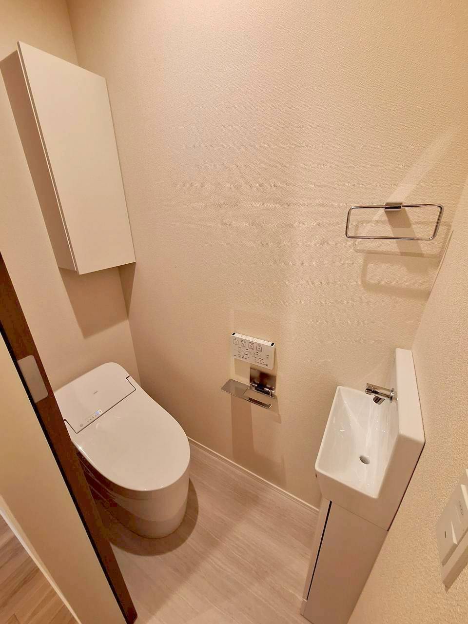 トイレ　温水洗浄便座付きタンクレストイレ