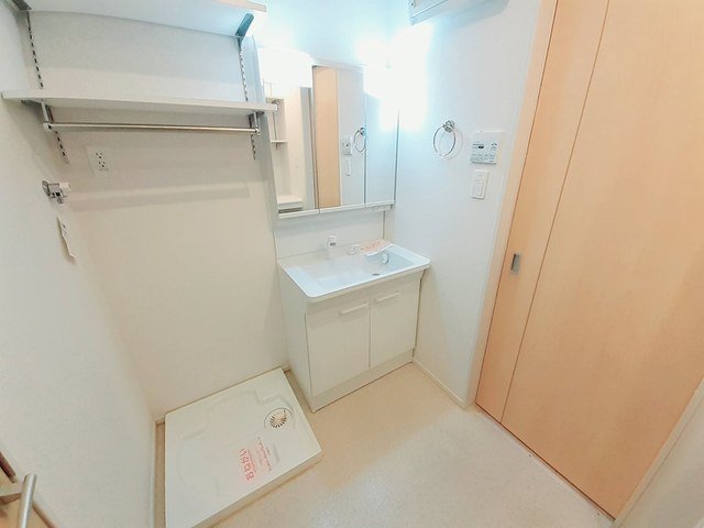 洗面設備　明るい洗面所です