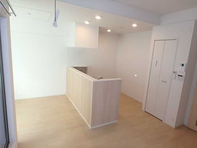 居室・リビング　キッチン中心のリビングでママが主役。