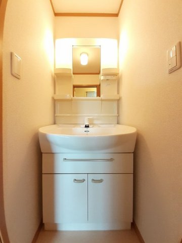 洗面設備　コンパクトで使いやすい洗面所