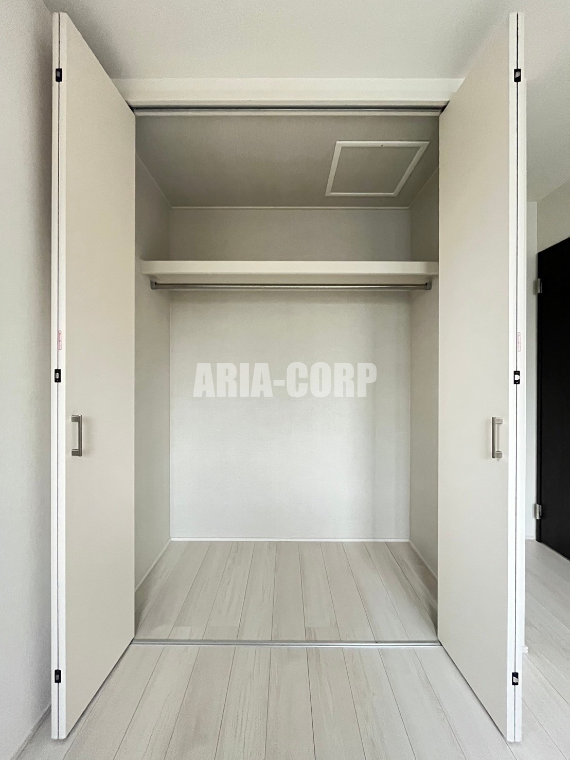 収納　（同仕様）大きなローゼット♪上部には便利な棚付きです◎