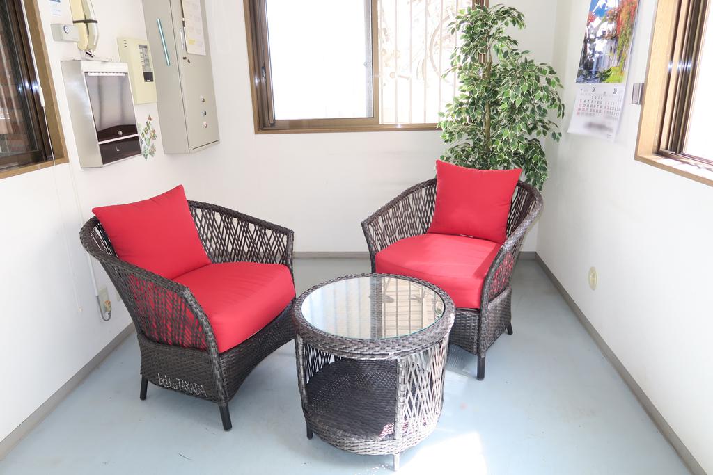 エントランス　待合わせに最適な接客スペース有り