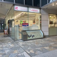 コンビニ　ナチュラルローソンコモディオ汐留店（コンビニ）まで552m