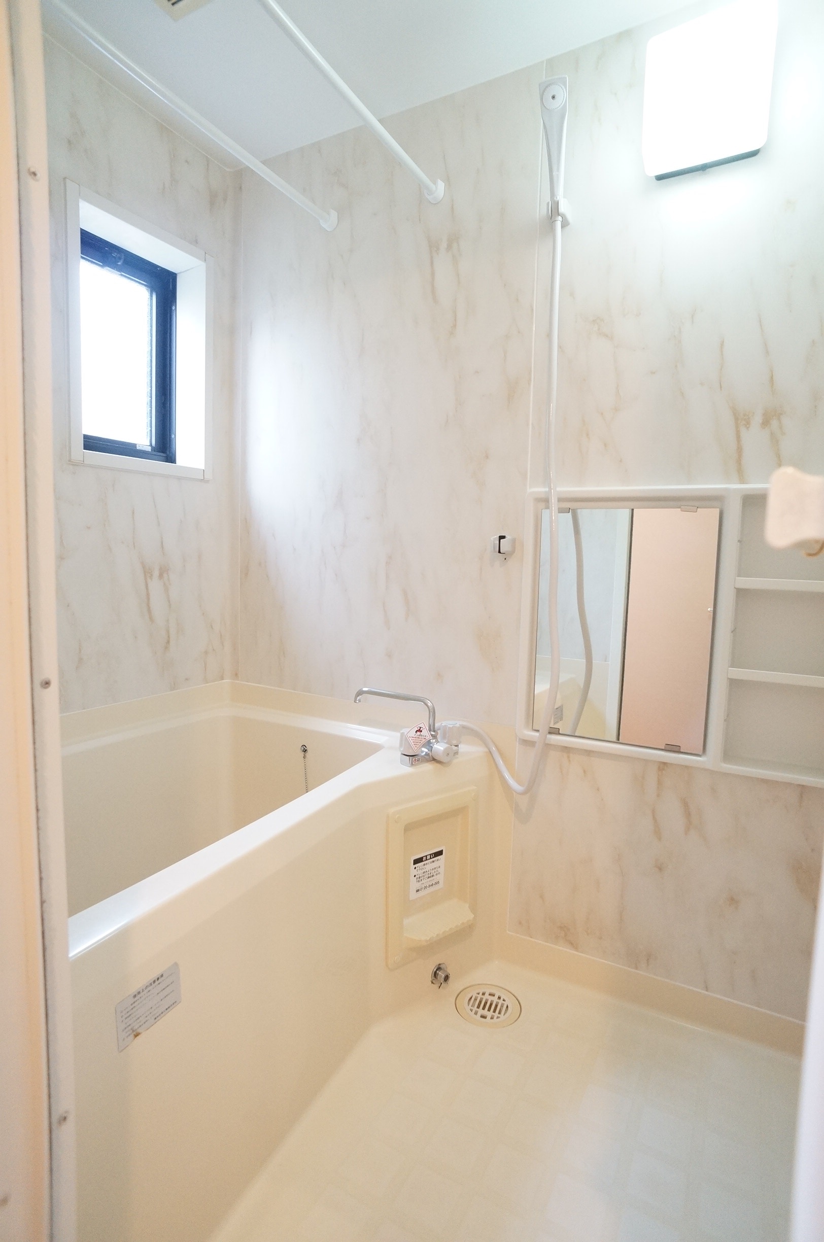 バス・シャワールーム　現状の室内写真