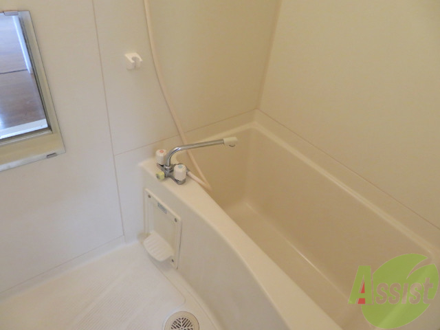 バス・シャワールーム　バスルームは狭すぎず、シャワーも浴びやすそうです。