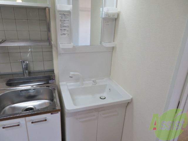 洗面設備　洗面台は独立していて、朝の準備も捗りそうです。