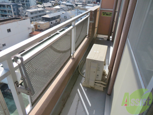 バルコニー　バルコニーは幅があり、広い印象を受けました。