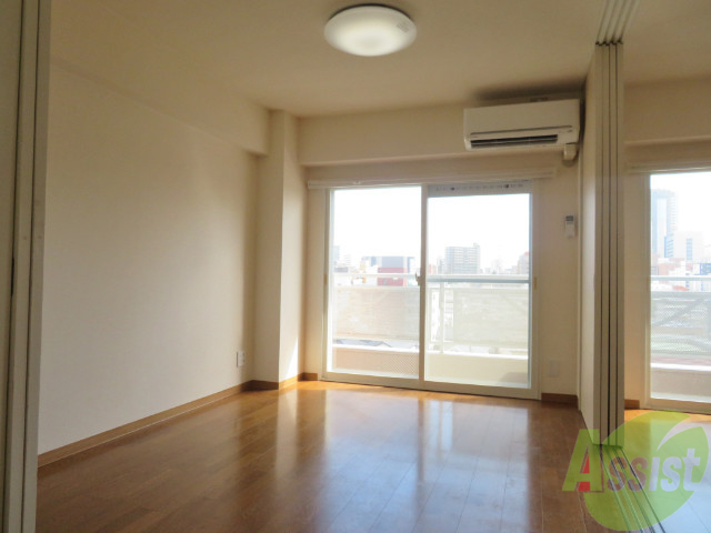 居室・リビング　リビングは、広々していて陽当たりもよさそうですね。