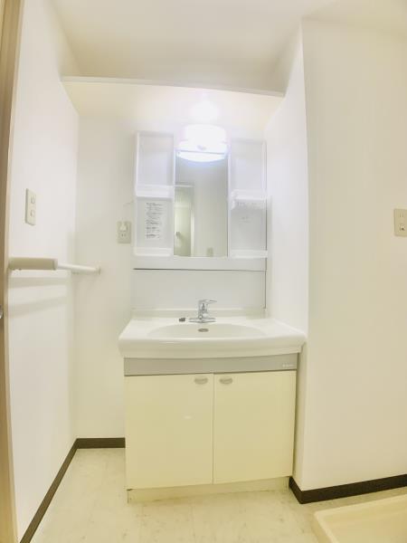 洗面設備　ゆったりとスペースのある洗面所