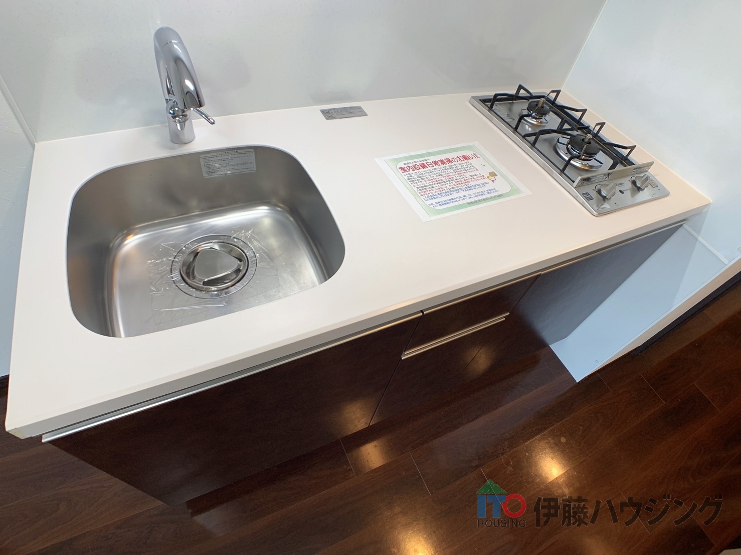 キッチン　反転タイプの別部屋の写真です。床の色等違う場合がございます。