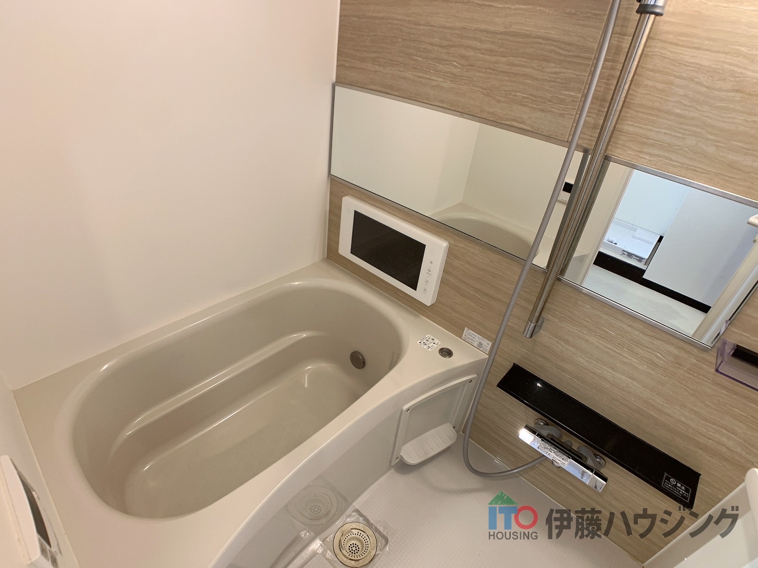 バス・シャワールーム　反転タイプの別部屋の写真です。床の色等違う場合がございます。