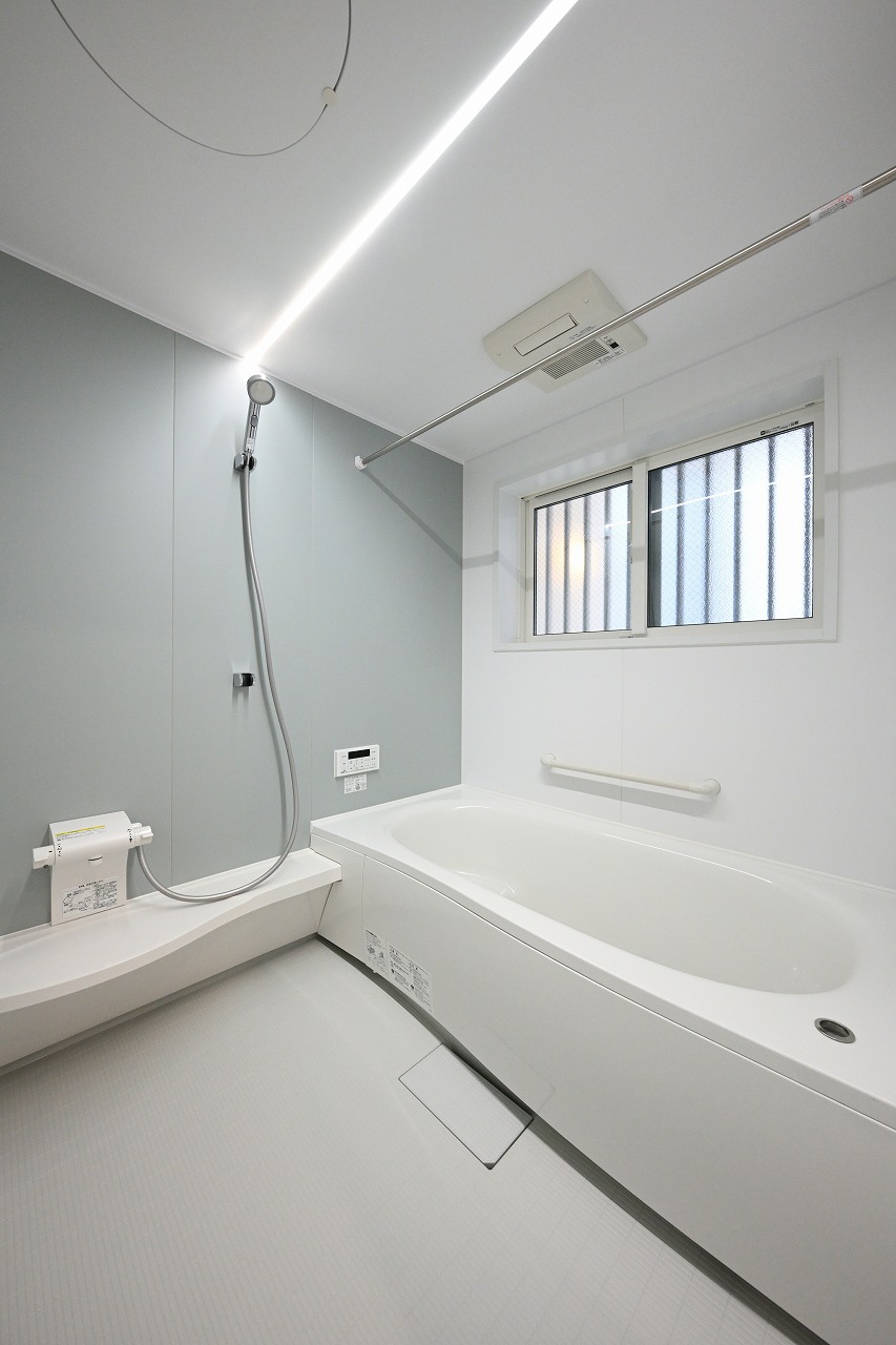 バス・シャワールーム　広い一坪風呂です。窓もあり光が入ったお風呂に入浴できます