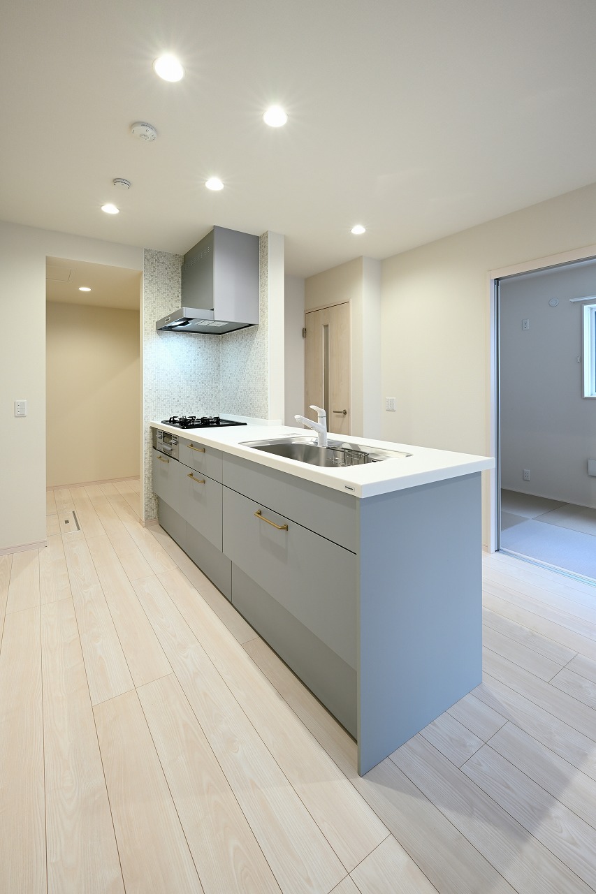 キッチン　玄関から家族を暖かく見守れるカウンターキッチン