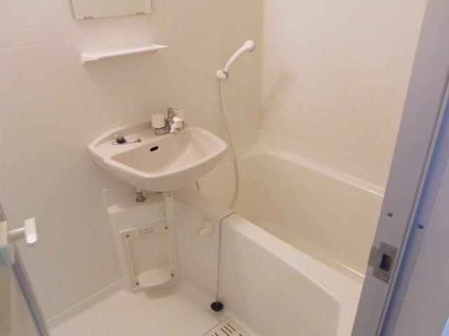 バス・シャワールーム　参考写真（同建物別部屋のものです）