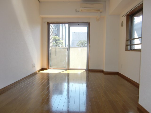 居室・リビング　参考写真（同建物別部屋のものです）