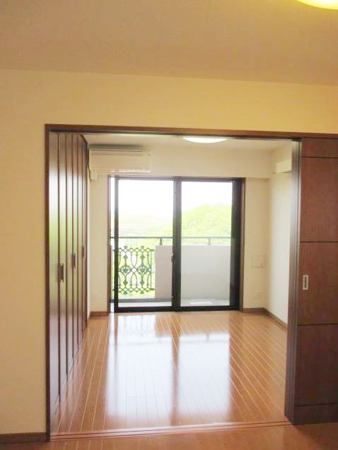 居室・リビング　こちらのリビングで趣味の時間をお楽しみください♪