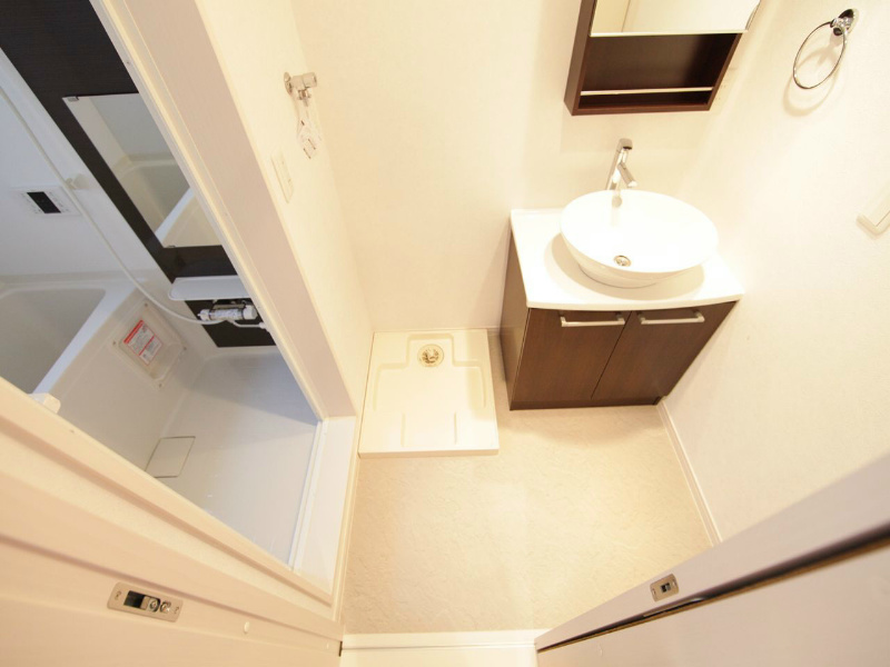 洗面設備　脱衣所　オシャレな独立洗面台付　洗濯機ご用意できます