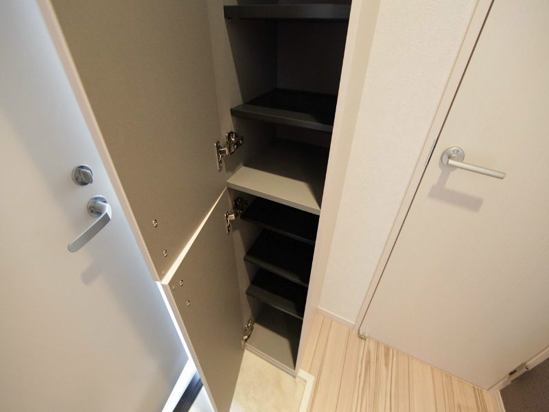 玄関　玄関　シューズボックス付（収納充実してます）