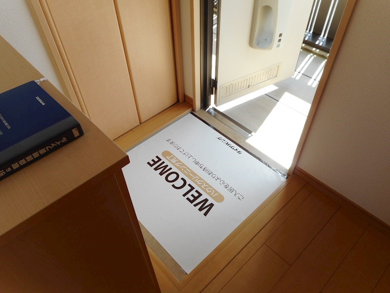 玄関　玄関※他号室の参考写真となります