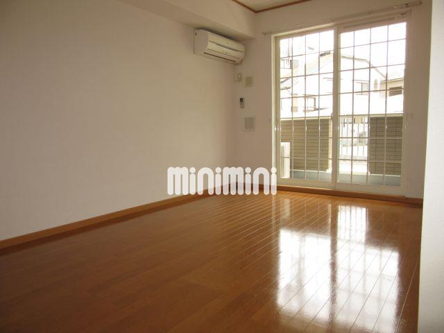 居室・リビング　南面にベランダがあるので明るいですよ。