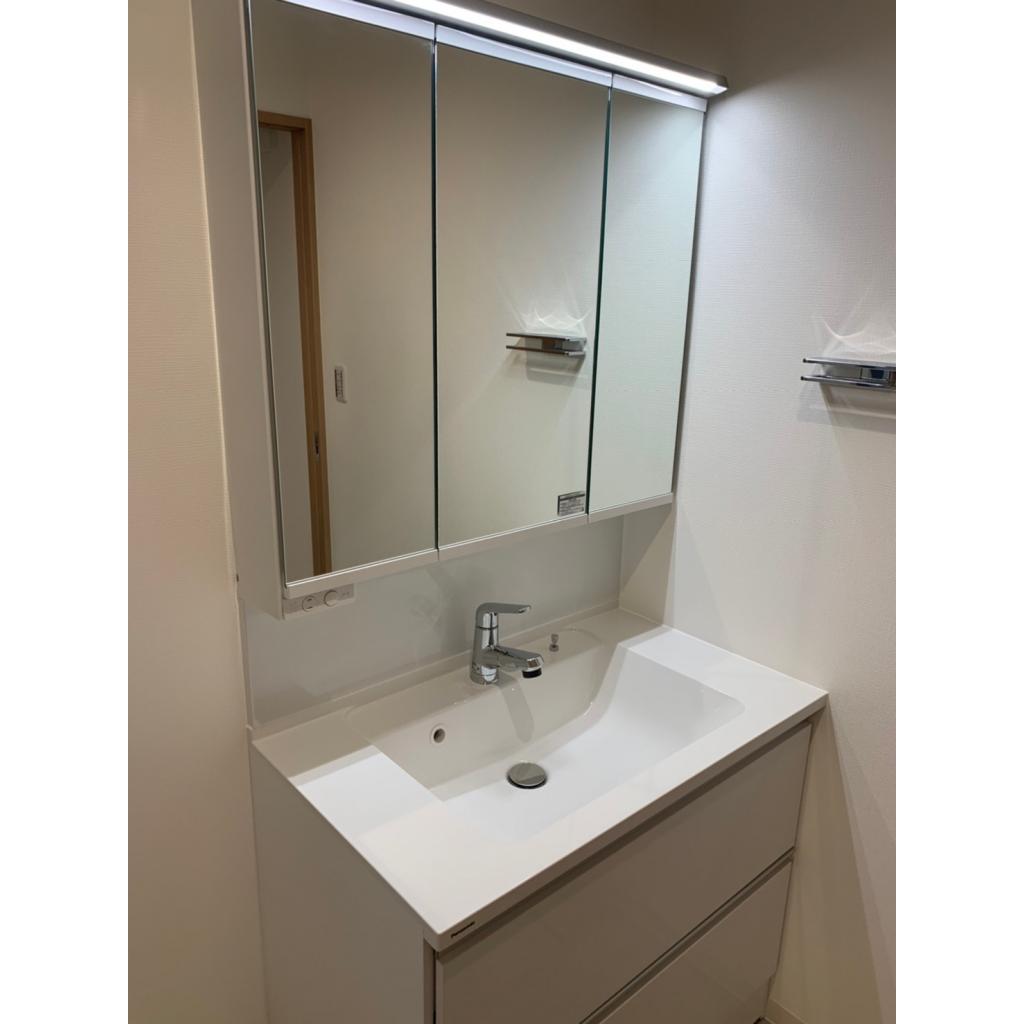 洗面設備　３面鏡洗面台つきでおすすめ！