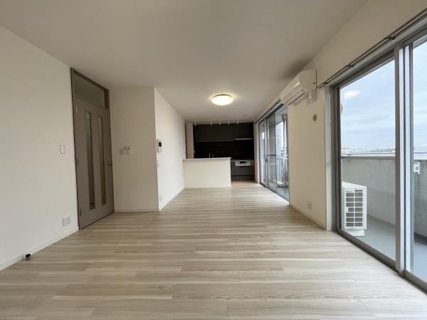 居室・リビング　非常に明るいリビングです。