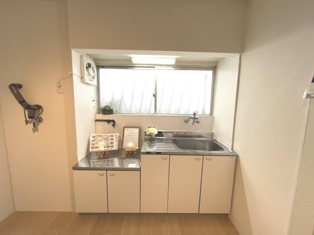 キッチン　窓付きの明るいキッチンで、料理中は気持ちが上がる時間に。