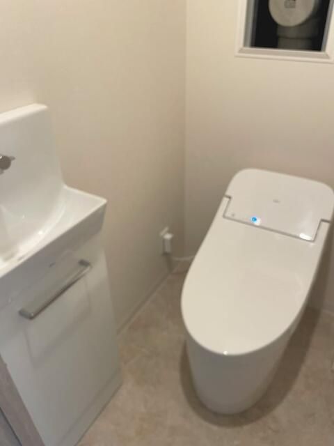 トイレ　落ち着いた色調のトイレです