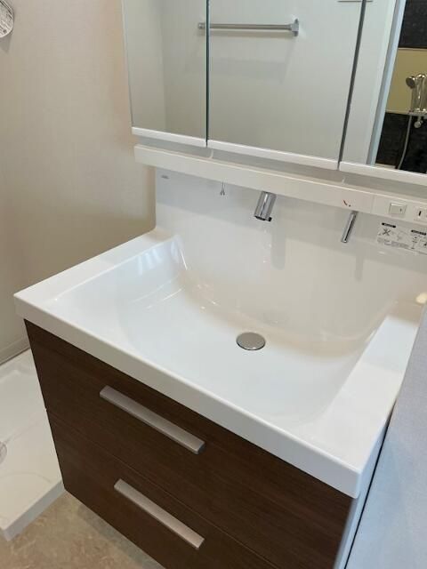 洗面設備　ゆったりとスペースのある洗面所