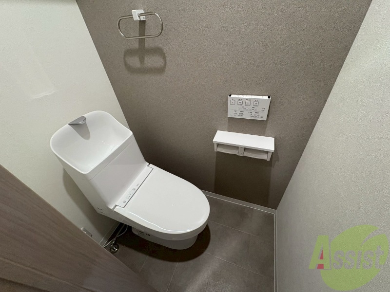 トイレ　トレイはウォシュレット機能付きトイレでございます。
